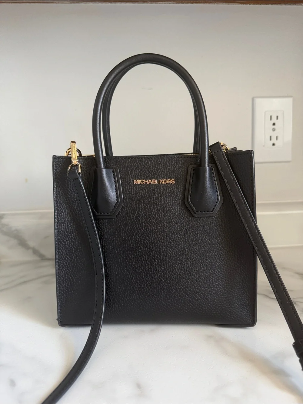 ✨GREAT CONDITION, no marks‼️Michael Kors Leather Satchel with Gold Hardware